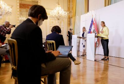 Am 2. Juni 2020 fand ein Pressestatement zu den Ma&szlig;nahmen gegen die Krise im Bundeskanzleramt statt. Im Bild Wirtschaftsministerin Margarete Schramb&ouml;ck (l.) und Arbeitsministerin Christine Aschbacher (r.).