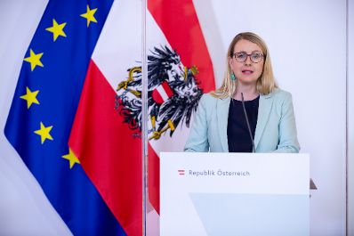 Am 9. Juni 2020 fand ein Pressestatement zu den Ma&szlig;nahmen gegen die Krise im Bundeskanzleramt statt. Im Bild Wirtschaftsministerin Margarete Schramb&ouml;ck.