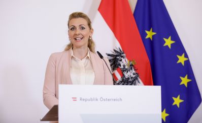 Am 23. Juni 2020 fand ein Pressestatement zu den Ma&szlig;nahmen gegen die Krise im Bundeskanzleramt statt. Im Bild Arbeitsministerin Christine Aschbacher.
