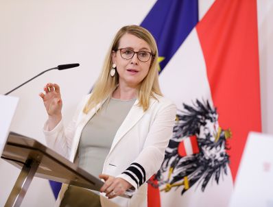 Am 23. Juni 2020 fand ein Pressestatement zu den Ma&szlig;nahmen gegen die Krise im Bundeskanzleramt statt. Im Bild Wirtschaftsministerin Margarete Schramb&ouml;ck.