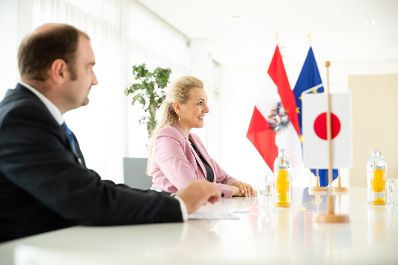 Am 30. Juni 2020 empfing Bundesministerin Christine Aschbacher (r.) den japanischen Botschafter Akira Mizutani zu einem Arbeitsgespr&auml;ch.