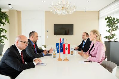 Am 30. Juni 2020 empfing Bundesministerin Christine Aschbacher (r.) den kroatischen Botschafter Daniel Glunčić (m.l.) zu einem Arbeitsgespr&auml;ch.