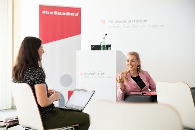 Am 30. Juni 2020 nahm Bundesministerin Christine Aschbacher (r.) an einem Pressegespr&auml;ch zum Thema &bdquo;Vereinbarkeit von Familie und Beruf&ldquo; teil.