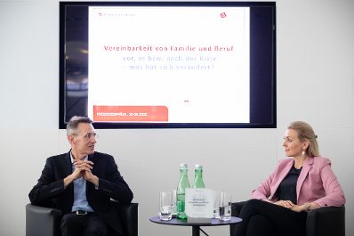 Am 30. Juni 2020 nahm Bundesministerin Christine Aschbacher (r.) an einem Pressegespr&auml;ch zum Thema &bdquo;Vereinbarkeit von Familie und Beruf&ldquo; teil.