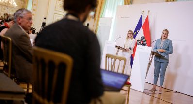 Am 1. Juli 2020 fand ein Pressestatement zu den Ma&szlig;nahmen gegen die Krise im Bundeskanzleramt statt. Im Bild Bundesministerin Christine Aschbacher (r.) und Bundesministerin Margarete Schramb&ouml;ck (l.).