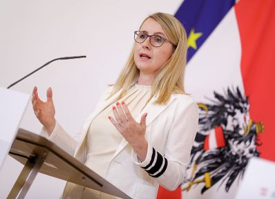 Am 1. Juli 2020 fand ein Pressestatement zu den Ma&szlig;nahmen gegen die Krise im Bundeskanzleramt statt. Im Bild Bundesministerin Margarete Schramb&ouml;ck.