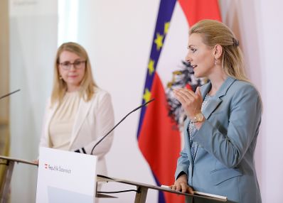 Am 1. Juli 2020 fand ein Pressestatement zu den Ma&szlig;nahmen gegen die Krise im Bundeskanzleramt statt. Im Bild Bundesministerin Christine Aschbacher (r.) und Bundesministerin Margarete Schramb&ouml;ck (l.).