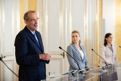 Am 3. Juli 2020 fand eine Pressekonferenz zu dem neuen F&ouml;rdermodell, das mehr administratives Personal an den Schulen erm&ouml;glicht, statt. Im Bild Arbeitsministerin Christine Aschbacher (m.), Bildungsminister Heinz Fa&szlig;mann (l.) und Landesr&auml;tin Maria Hutter (r.).