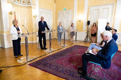 Am 3. Juli 2020 fand eine Pressekonferenz zu dem neuen F&ouml;rdermodell, das mehr administratives Personal an den Schulen erm&ouml;glicht, statt. Im Bild (v.l.n.r.) Landeshauptfrau Johanna Mikl-Leitner, Bildungsminister Heinz Fa&szlig;mann, Arbeitsministerin Christine Aschbacher und Landesr&auml;tin Maria Hutter.