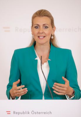 Am 7. Juli 2020 gab Bundesministerin Christine Aschbacher (im Bild) im Bundeskanzleramt ein Pressestatement zu den Ma&szlig;nahmen gegen die Krise.