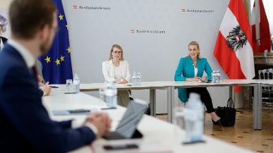 Am 7. Juli 2020 fand das Kick-Off Treffen der Taskforce f&uuml;r Jugendbesch&auml;ftigung statt. Im Bild Bundesministerin Christine Aschbacher (r.) und Bundesministerin Magarete Schramb&ouml;ck (m.) bei den Gespr&auml;chen.