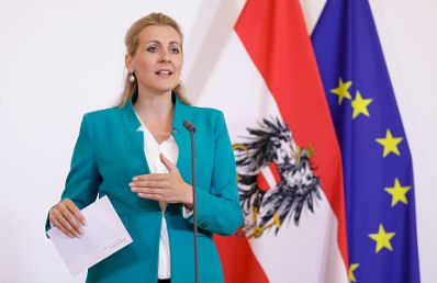 Am 7. Juli 2020 fand das Kick-Off Treffen der Taskforce f&uuml;r Jugendbesch&auml;ftigung statt. Im Bild Bundesministerin Christine Aschbacher beim Doorstep.