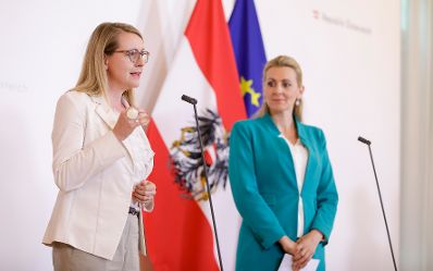 Am 7. Juli 2020 fand das Kick-Off Treffen der Taskforce f&uuml;r Jugendbesch&auml;ftigung statt. Im Bild Bundesministerin Christine Aschbacher (r.) und Bundesministerin Magarete Schramb&ouml;ck (l.) beim Doorstep.
