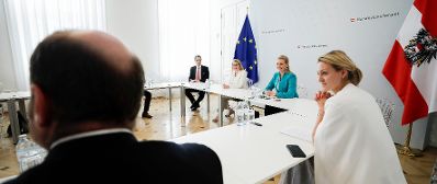 Am 7. Juli 2020 fand das Kick-Off Treffen der Taskforce f&uuml;r Jugendbesch&auml;ftigung statt. Im Bild Bundesministerin Christine Aschbacher (r.) und Bundesministerin Magarete Schramb&ouml;ck (l.) bei den Gespr&auml;chen.