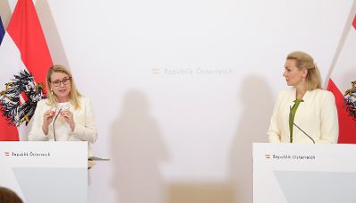 Am 14. Juli 2020 gaben Bundesministerin Christine Aschbacher (l.) und Bundesministerin Margarete Schramb&ouml;ck (r.) im Bundeskanzleramt ein Pressestatement zu den Ma&szlig;nahmen gegen die Krise.