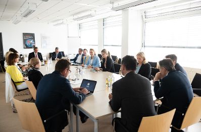Am 15. Juli 2020 empfing Bundesministerin Christine Aschbacher (m.) Unternehmer zu einer Gespr&auml;chsrunde.
