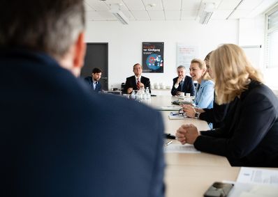 Am 15. Juli 2020 empfing Bundesministerin Christine Aschbacher (m.r.) Unternehmer zu einer Gespr&auml;chsrunde.