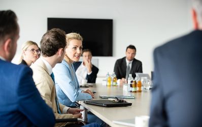 Am 15. Juli 2020 empfing Bundesministerin Christine Aschbacher (m.l.) Unternehmer zu einer Gespr&auml;chsrunde.