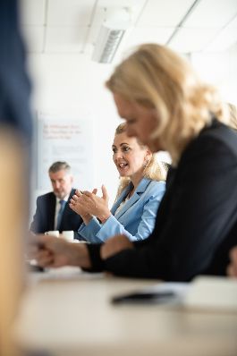 Am 15. Juli 2020 empfing Bundesministerin Christine Aschbacher (m.) Unternehmer zu einer Gespr&auml;chsrunde.