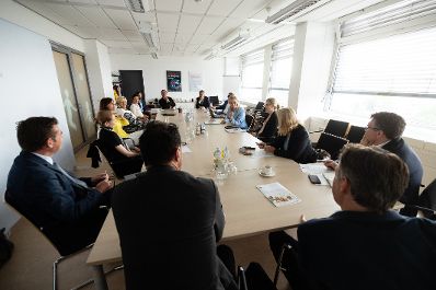 Am 15. Juli 2020 empfing Bundesministerin Christine Aschbacher (m.r.) Unternehmer zu einer Gespr&auml;chsrunde.