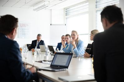 Am 15. Juli 2020 empfing Bundesministerin Christine Aschbacher (m.r.) Unternehmer zu einer Gespr&auml;chsrunde.