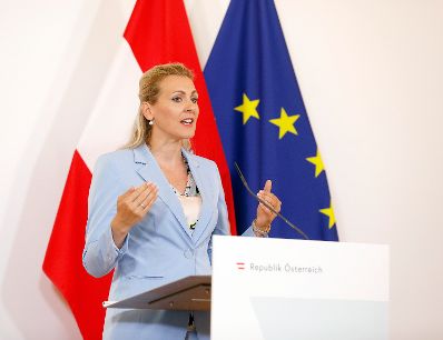 Bundesministerin Christine Aschbacher beim Pressefoyer nach dem Ministerrat am 29. Juli 2020