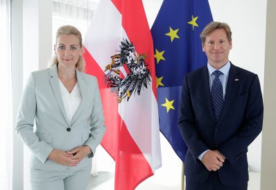 Am 18. August 2020 empfing Bundesministerin Christine Aschbacher (l.) den Botschafter der USA, Trevor Traina (r.) zu einem Gespr&auml;ch.