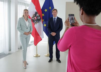 Am 18. August 2020 empfing Bundesministerin Christine Aschbacher (l.) den Botschafter der USA, Trevor Traina (r.) zu einem Gespr&auml;ch.
