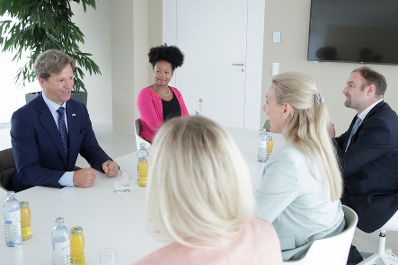 Am 18. August 2020 empfing Bundesministerin Christine Aschbacher den Botschafter der USA, Trevor Traina (l.) zu einem Gespr&auml;ch.