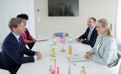 Am 18. August 2020 empfing Bundesministerin Christine Aschbacher (r.) den Botschafter der USA, Trevor Traina (l.) zu einem Gespr&auml;ch.