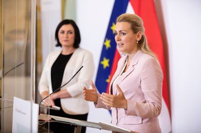 Am 22. September 2020 fand ein Pressestatement zu den Ma&szlig;nahmen gegen die Krise im Bundeskanzleramt statt. Im Bild Bundesministerin Christine Aschbacher (r.) und Bundesministerin Elisabeth K&ouml;stinger (l.).