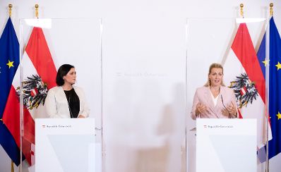 Am 22. September 2020 fand ein Pressestatement zu den Ma&szlig;nahmen gegen die Krise im Bundeskanzleramt statt. Im Bild Bundesministerin Christine Aschbacher (r.) und Bundesministerin Elisabeth K&ouml;stinger (l.).