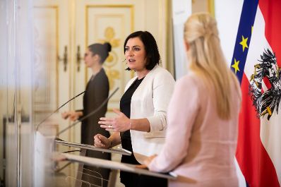 Am 22. September 2020 fand ein Pressestatement zu den Ma&szlig;nahmen gegen die Krise im Bundeskanzleramt statt. Im Bild Bundesministerin Christine Aschbacher (r.) und Bundesministerin Elisabeth K&ouml;stinger (l.).