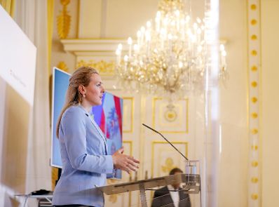 Am 29. September 2020 fand ein Pressestatement zu den Ma&szlig;nahmen gegen die Krise im Bundeskanzleramt statt. Im Bild Bundesministerin Christine Aschbacher.