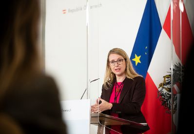 Am 10. November 2020 fand ein Pressestatement zu den Ma&szlig;nahmen gegen die Krise im Bundeskanzleramt statt. Im Bild Bundesministerin Margarete Schramb&ouml;ck.