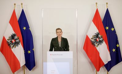Am 1. Dezember 2020 fand ein Pressestatement zu den Ma&szlig;nahmen gegen die Krise im Bundeskanzleramt statt. Im Bild Bundesministerin Christine Aschbacher.