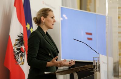 Am 1. Dezember 2020 fand ein Pressestatement zu den Ma&szlig;nahmen gegen die Krise im Bundeskanzleramt statt. Im Bild Bundesministerin Christine Aschbacher.