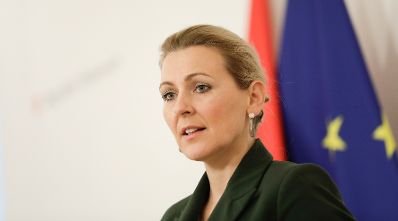 Am 1. Dezember 2020 fand ein Pressestatement zu den Ma&szlig;nahmen gegen die Krise im Bundeskanzleramt statt. Im Bild Bundesministerin Christine Aschbacher.