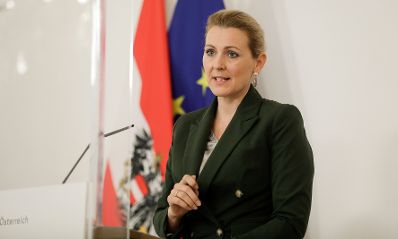 Am 1. Dezember 2020 fand ein Pressestatement zu den Ma&szlig;nahmen gegen die Krise im Bundeskanzleramt statt. Im Bild Bundesministerin Christine Aschbacher.