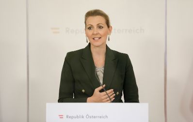 Am 1. Dezember 2020 fand ein Pressestatement zu den Ma&szlig;nahmen gegen die Krise im Bundeskanzleramt statt. Im Bild Bundesministerin Christine Aschbacher.