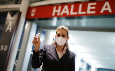 Am 10. Dezember 2020 besuchte Bundesministerin Christine Aschbacher die Corona Teststrasse Messe Wien.