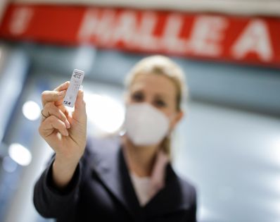 Am 10. Dezember 2020 besuchte Bundesministerin Christine Aschbacher die Corona Teststrasse Messe Wien.