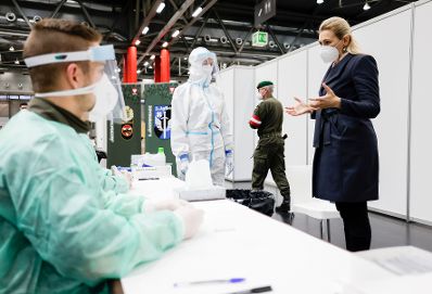 Am 10. Dezember 2020 besuchte Bundesministerin Christine Aschbacher (r.) die Corona Teststrasse Messe Wien.