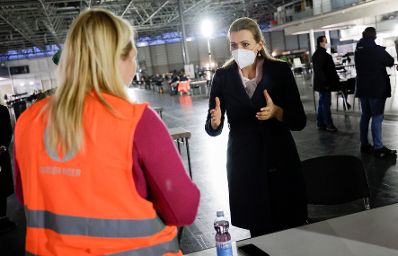 Am 10. Dezember 2020 besuchte Bundesministerin Christine Aschbacher (r.) die Corona Teststrasse Messe Wien.