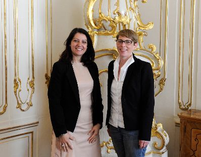 Am 15. Juni empfing Staatssekret&auml;rin Muna Duzdar (l.) Eva-Maria Kirschsieper (r.), Head of Public Policy bei Facebook in ihrem B&uuml;ro.