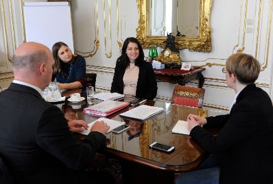 Am 15. Juni empfing Staatssekret&auml;rin Muna Duzdar (m.) Eva-Maria Kirschsieper (r.), Head of Public Policy bei Facebook in ihrem B&uuml;ro.