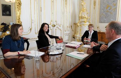 Am 15. Juni empfing Staatssekret&auml;rin Muna Duzdar (m.l.) Eva-Maria Kirschsieper (m.r.), Head of Public Policy bei Facebook in ihrem B&uuml;ro.