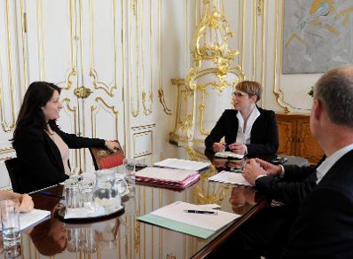Am 15. Juni empfing Staatssekret&auml;rin Muna Duzdar (l.) Eva-Maria Kirschsieper (m.), Head of Public Policy bei Facebook in ihrem B&uuml;ro.