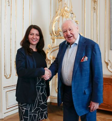 Am 21. Juni 2016 empfing Staatssekret&auml;rin Muna Duzdar (l.) den Pr&auml;sidenten des Pensionistenverbands &Ouml;sterreich Karl Blecha (r.) zu einem Gespr&auml;ch.