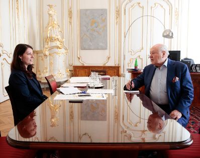 Am 21. Juni 2016 empfing Staatssekret&auml;rin Muna Duzdar (l.) den Pr&auml;sidenten des Pensionistenverbands &Ouml;sterreich Karl Blecha (r.) zu einem Gespr&auml;ch.